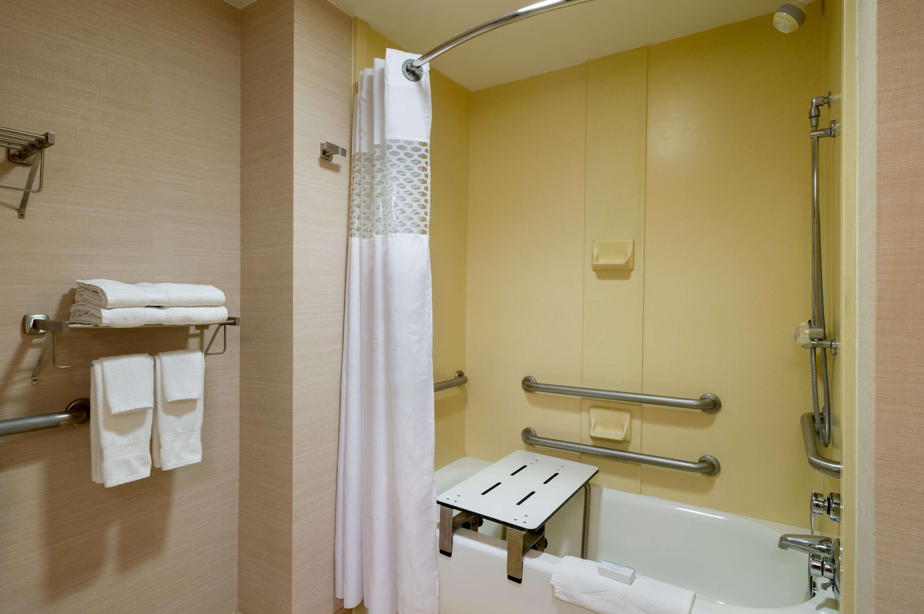 Hampton Inn & Suites State College At Williamsburg Square Exterior foto