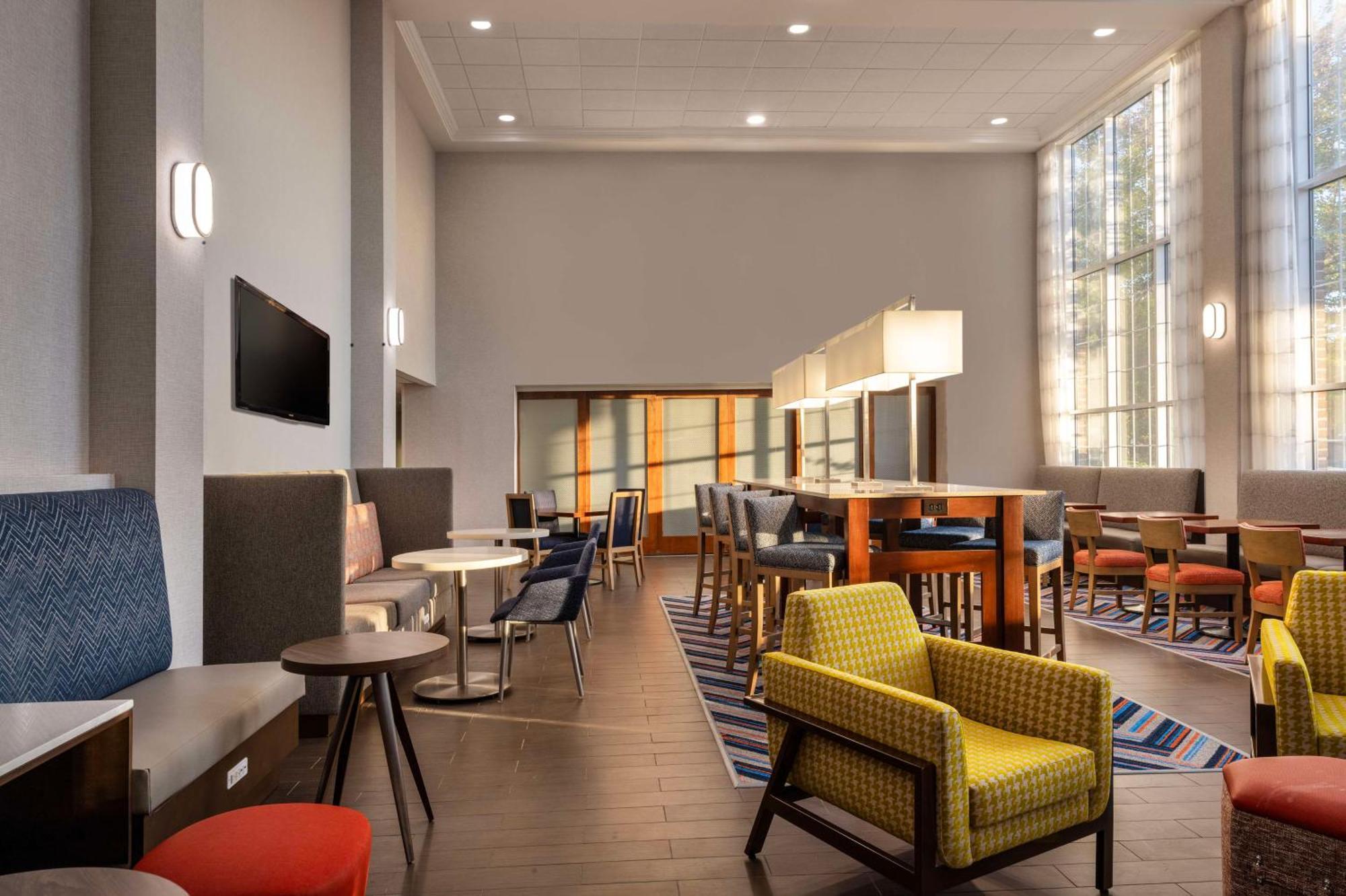Hampton Inn & Suites State College At Williamsburg Square Exterior foto