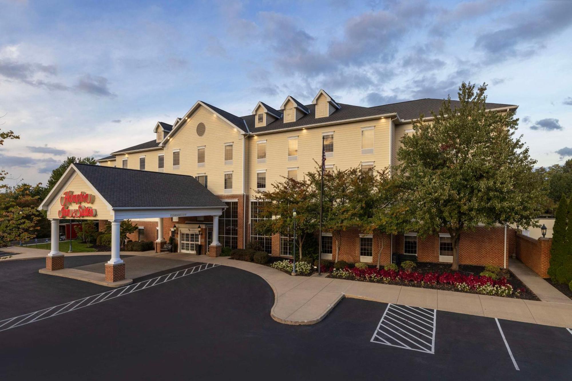 Hampton Inn & Suites State College At Williamsburg Square Exterior foto