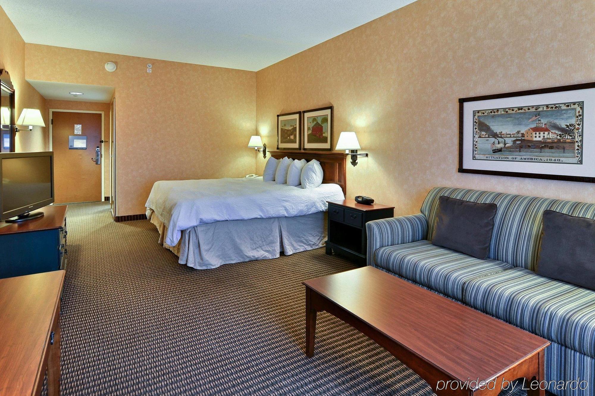 Hampton Inn & Suites State College At Williamsburg Square Exterior foto