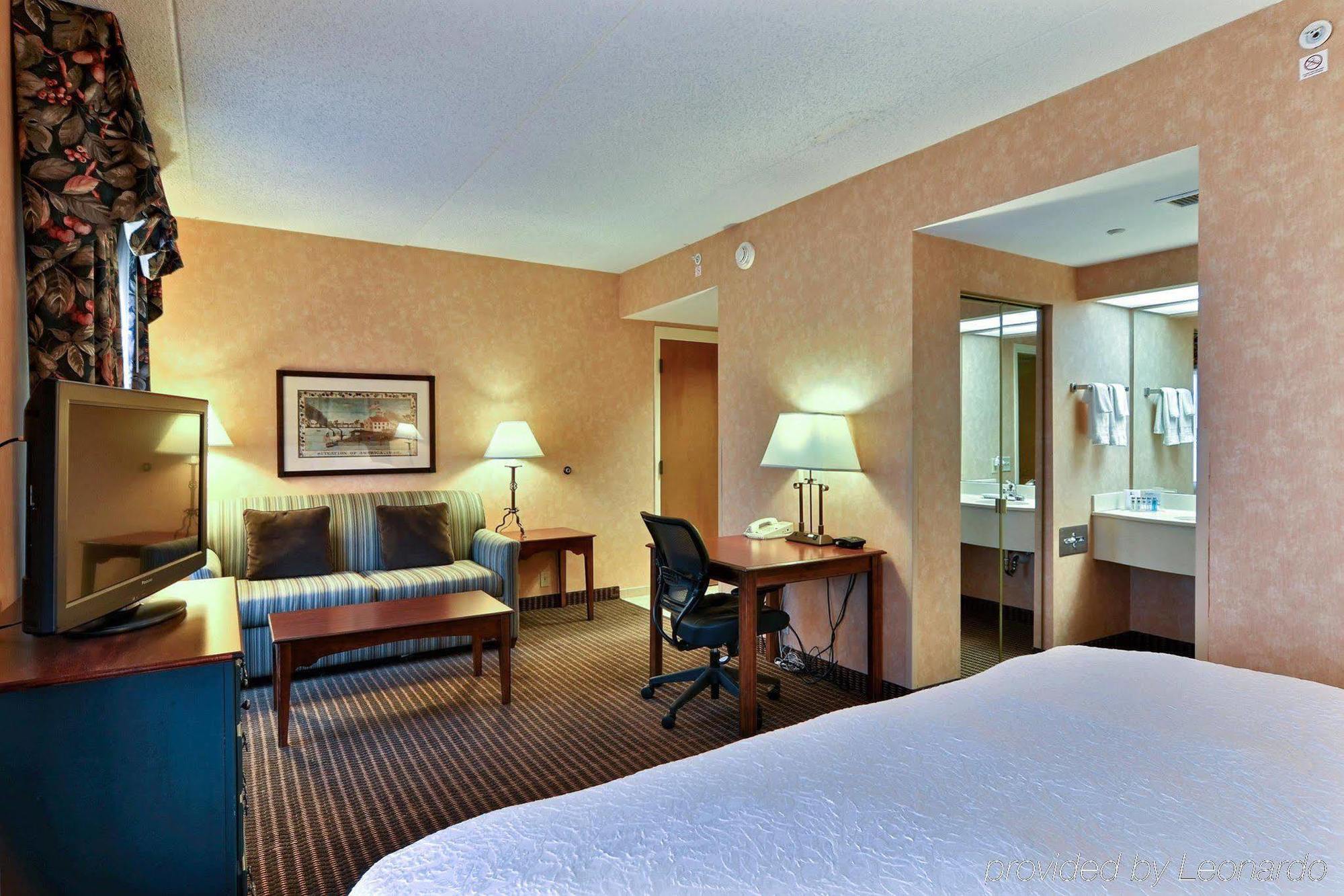 Hampton Inn & Suites State College At Williamsburg Square Exterior foto